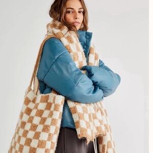 NWT Free People Sweater Tote and Scarf Set💛
